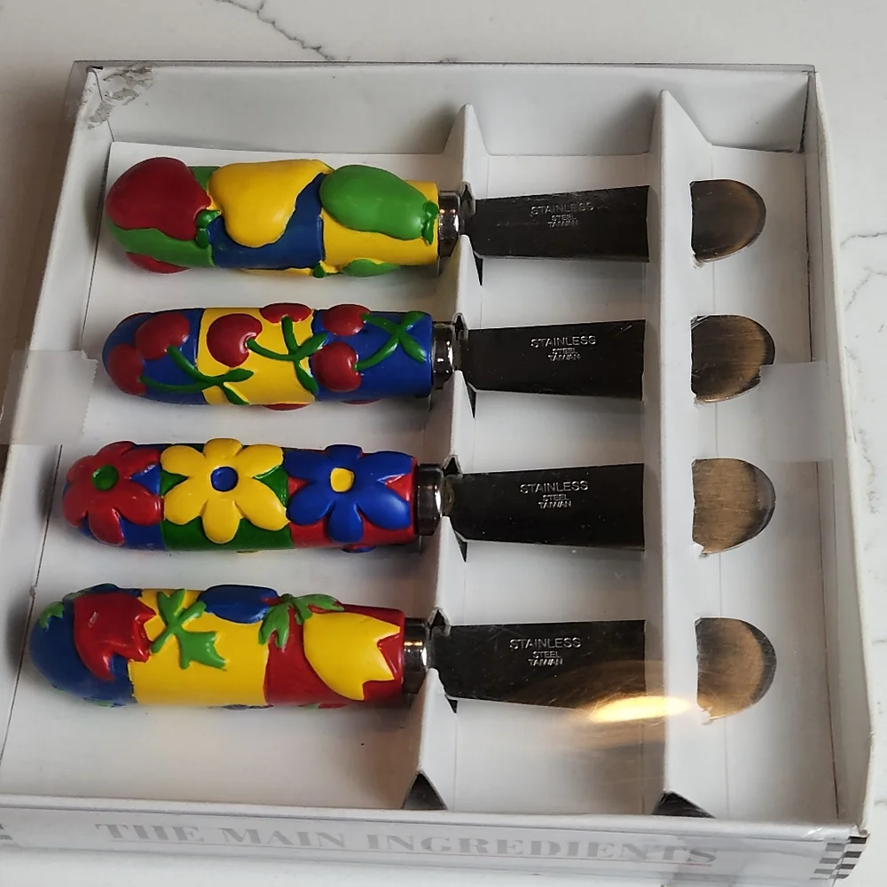 VINTAGE NEW SET OF FOUR SPREADERS FLORAL & VEGETABLES THEME
